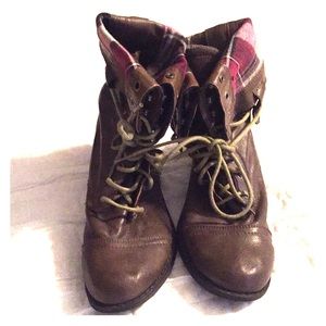 Comfortable combat boots
